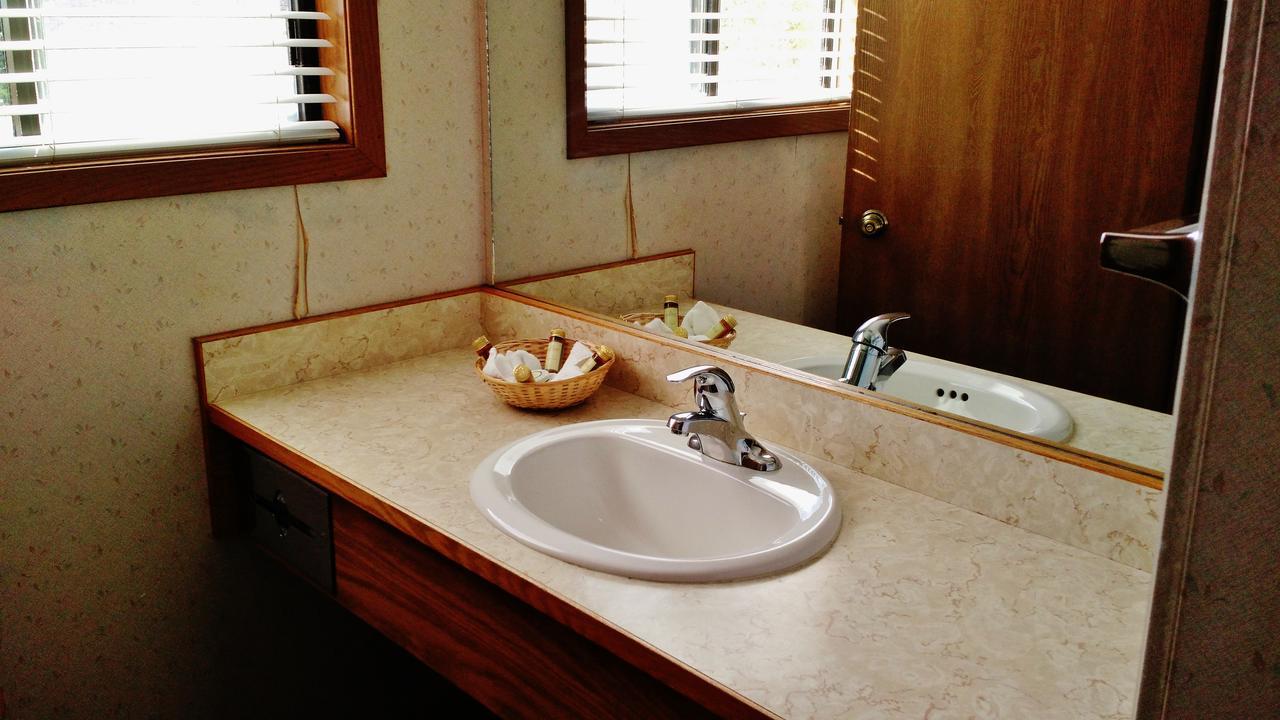 East Glacier Motel & Cabins East Glacier Park Village Екстериор снимка
